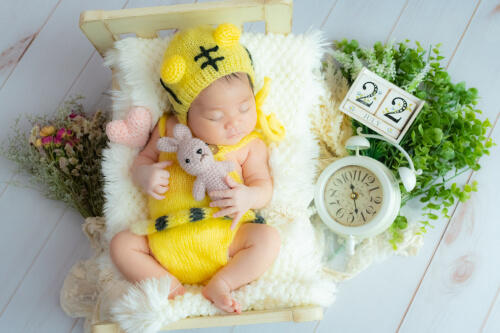 干支の寅の衣装を着て自然な表情で眠る女の子のニューボーンフォト（撮影：イノ メグミ （M& Photo Studio））