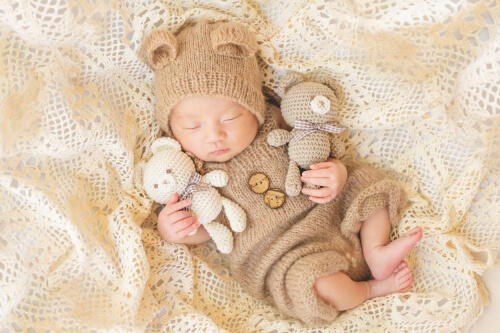 クマさんのコスチュームとぬいぐるみと一緒に撮影した新生児の記念写真（撮影：安西みほ）