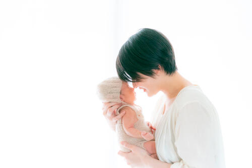 新生児とお母さんが鼻をくっつけて触れ合うニューボーンフォト（撮影：のぐちまちこ（のぐちかめら））