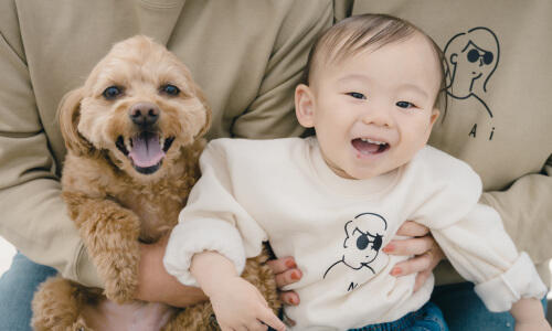 男の子の一歳誕生日記念！ナチュラルでおしゃれな、男の子とペットの犬の写真（撮影：モロズミケイタ）