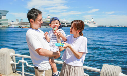 息子さんの誕生日記念に、海を背景に親子3人で撮影した家族写真（撮影：yokohama photo work）