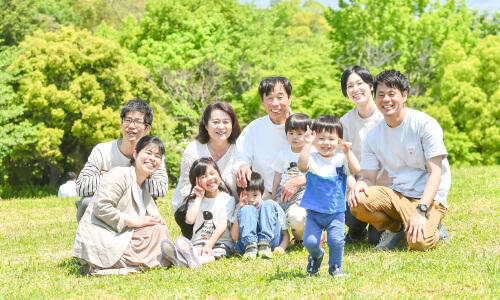 家族全員大集合！子どもから祖父母まで総勢10人で賑やかな様子の家族写真（撮影：田上 剛 (たがみつよし)）