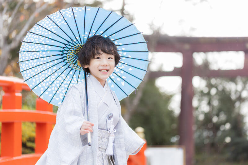 初めての七五三！青色の着物と和傘の男の子の記念写真（撮影：makoto yoshida）