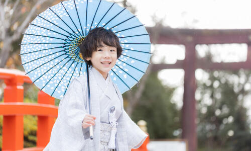 初めての七五三！青色の着物と和傘の男の子の記念写真（撮影：makoto yoshida）