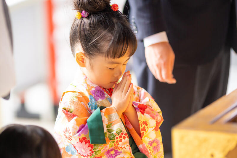 七五三のお参りで手を合わせる女の子の写真（撮影：盛田吉実★ヨッシー）