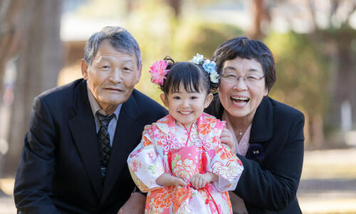 祖父母と一緒に！花柄の被布を着た三歳の女の子の七五三記念写真（撮影：makoto yoshida）