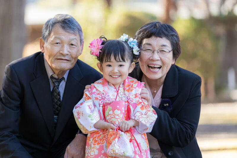 祖父母と一緒に！花柄の被布を着た三歳の女の子の七五三記念写真（撮影：makoto yoshida）